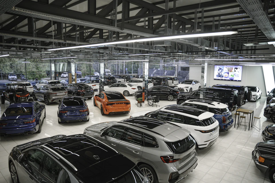 A bunch of cars are parked in a garage